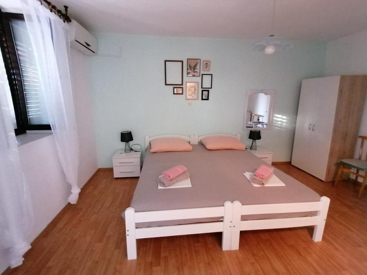 Apartments And Rooms Sanja Sibinj Krmpotski Luaran gambar