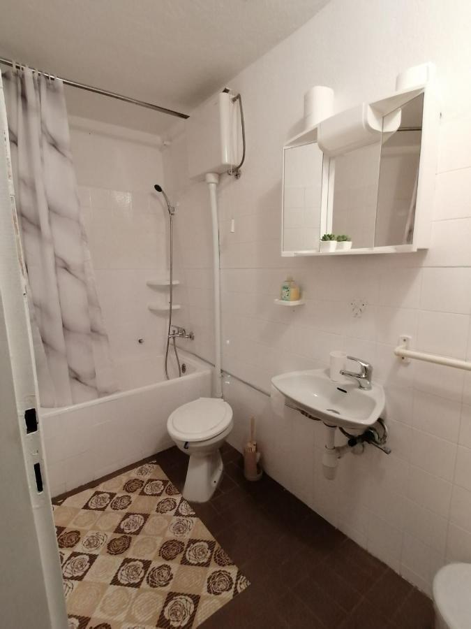 Apartments And Rooms Sanja Sibinj Krmpotski Luaran gambar